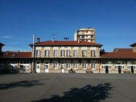 La cour haute sous le soleil