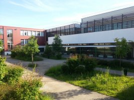 La cantine vue de la cour basse